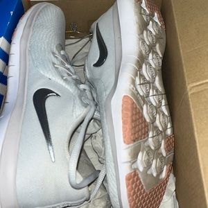 WMNS NIKE FLEX SUPREME TR6